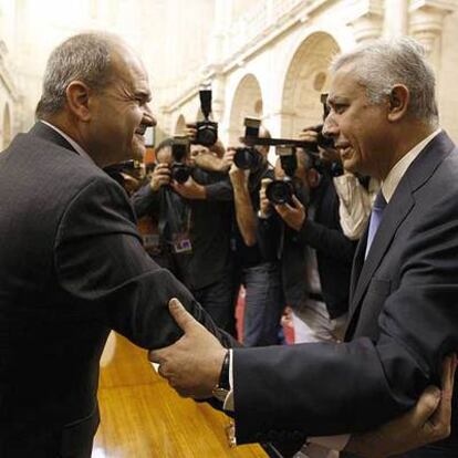 Chaves y Arenas se saludan en el Parlamento al comenzar la legislatura, el pasado abril.