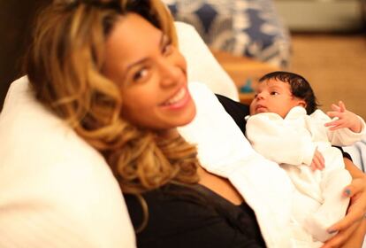 Blue Ivy, hija de la cantante estadounidense Beyoncé Knowles y el rapero y productor musical Jay-Z. La pareja, que no había mostrado a su pequeña desde que nació a principios de enero, se decidió por publicar unas tiernas fotos familiares en el blog de la cantante