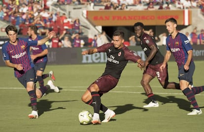 André Silva, nuevo jugador del Sevilla, le hace un gol al Barcelona.