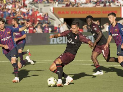 André Silva, nuevo jugador del Sevilla, le hace un gol al Barcelona.