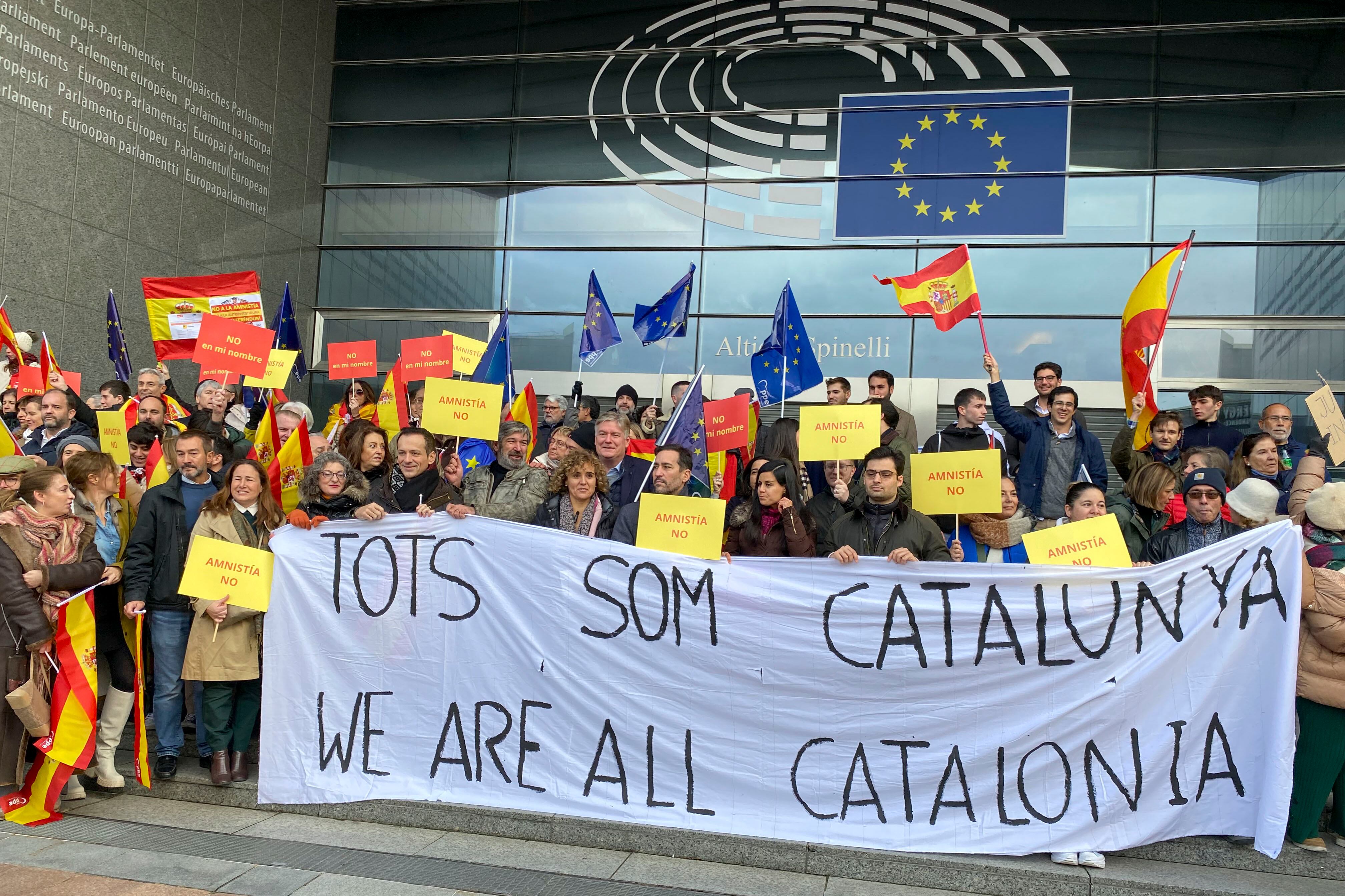 Concentración ante el Parlamento Europeo en Bruselas en contra de la ley de amnistía, en la que participaron eurodiputados del PP, Ciudadanos y Vox, el pasado 11 de noviembre.