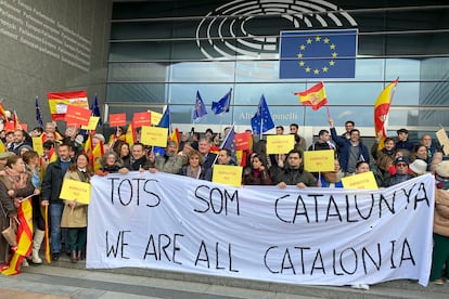 Concentración ante el Parlamento Europeo en Bruselas en contra de la ley de amnistía, en la que participaron eurodiputados del PP, Ciudadanos y Vox, el pasado 11 de noviembre.