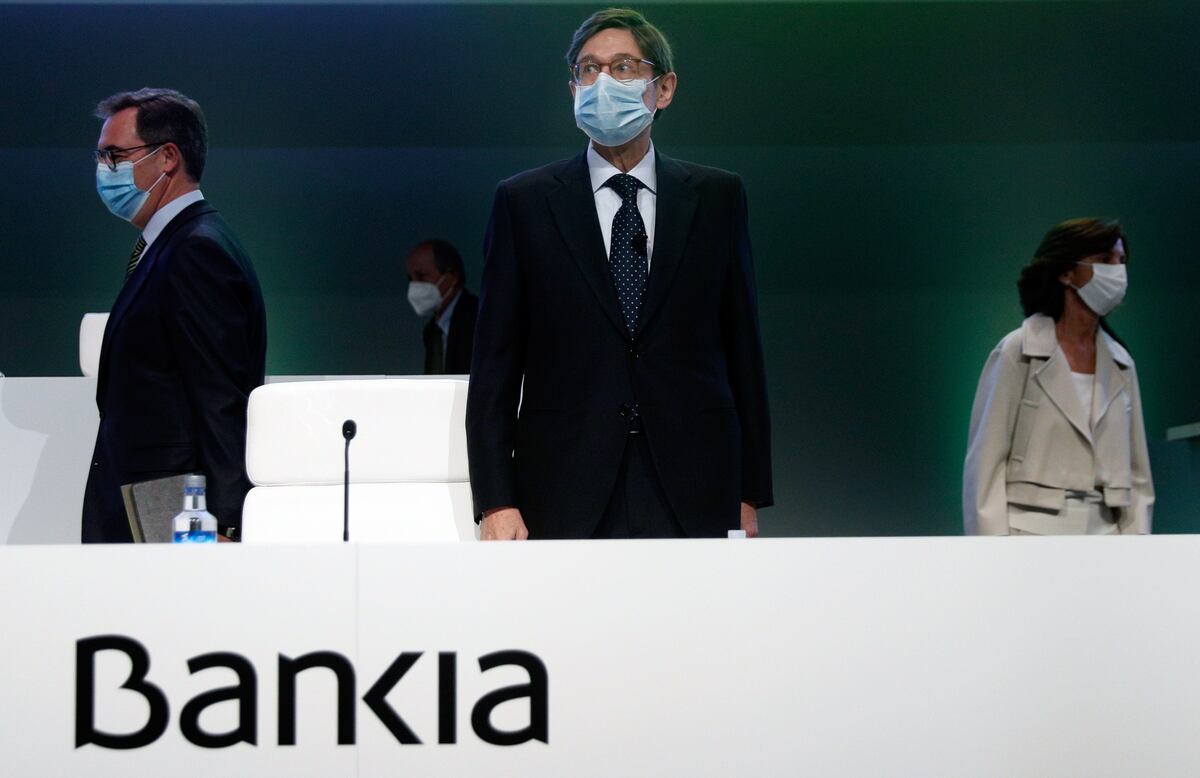 Bankia aprueba su fusión con CaixaBank en una junta marcada por las ...
