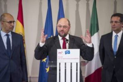 El presidente del Parlamento Europeo, Martin Schulz (c), da una conferencia de prensa junto al primer secretario del Partido Socialista francés, Harlem Desir (i) y Antonio José Seguro (d), secretario General del Partido Socialista de Portugal, hoy durante el Foro Progresista Europeo en el Palacio Mutualité en París.