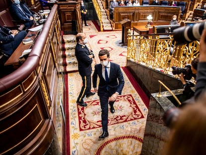El presidente del PP, Pablo Casado, sale del hemiciclo tras su intervención en la sesión de control, este miércoles.