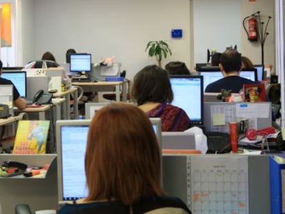Trabajadores en una oficina en Madrid.