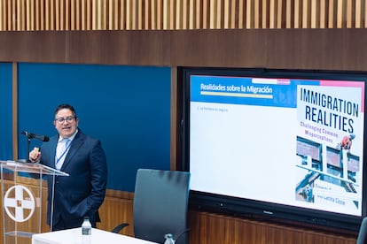 El sociólogo Ernesto Castañeda durante una presentación de su último libro, en una fotografía sin datar.