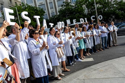 Concentración de médicos frente al Congreso de los Diputados en Madrid, este viernes.