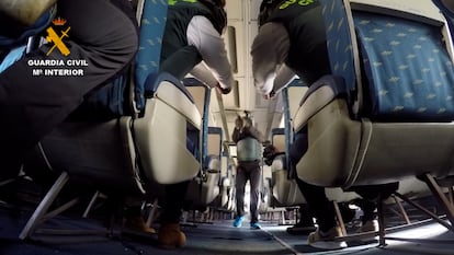 Un agente de la Guardia Civil entrena para intervenir como "escolta de vuelo" en un avión.