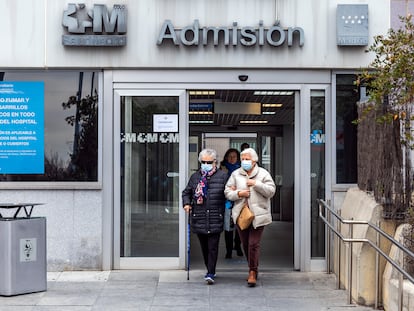 Personas con mascarillas salen del hospital de La Paz, en Madrid, este martes.