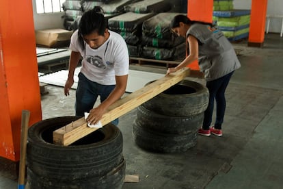 Voluntarios de Ocupa tu calle preparan el material que va a ser utilizado en la intervención urbana.