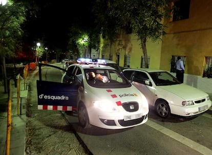 Una vehículo de los Mossos d&#39;Esquadra, de patrulla nocturna.