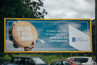 Valla publicitaria, en el municipio coruñés de Teo, de la Xunta por el Día das Letras Galegas, 17 de mayo, dedicado a las 'cantareiras', tradición oral de las cantadoras que se acompañan con una pandereta.