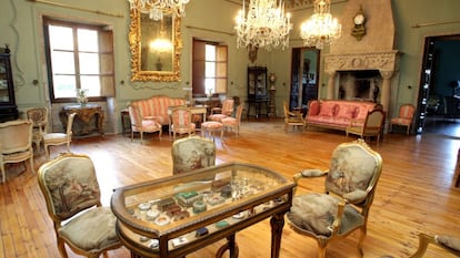 El llamado Salón de Baile de Emilia Pardo Bazán, con la mesa vitrina, en primer plano, que decoraba en 1916 la Sala de Música de la reina Victoria Eugenia en el Palacio Real de Madrid.