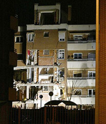 Estado del edificio donde se refugiaron los supuestos terroristas, tras la explosión.