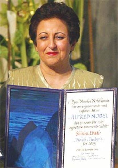 Shirin Ebadi muestra el premio Nobel, ayer en Oslo.