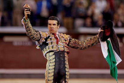 Emilio de Justo, con la oreja que cortó al último toro de la tarde.