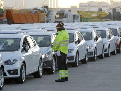 Un operario controla el embarque de coches de Seat con destino a China.