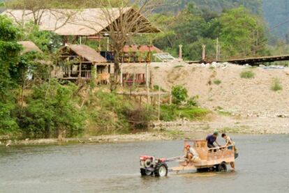Laos es un país que, a pesar del crecimiento del turismo, no cuenta con las infraestructuras más básicas. Los tractores hacen de improvisados autobuses interurbanos.