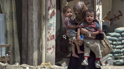 Las fuerzas iraquíes se enfrentaron en la última semana de la operación a crecientes dificultades en su avance en la Ciudad Vieja, donde el ISIS seguía controlando un reducto de unos 500 por 300 metros en el oeste de la urbe. "En algunos barrios, el enemigo [ISIS] recurre desde hace tres días a ataques de kamikazes, sobre todo de mujeres", afirmó el pasado 3 de julio el teniente Sami al Aridhi de las fuerzas especiales iraquíes. En la imagen, una mujer iraquí huye con sus hijos de Mosul, ese mismo día.