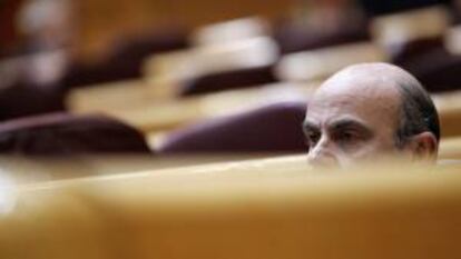 El ministro de Economía y Competitividad, Luis de Guindos, durante la sesión de control al Gobierno celebrada esta tarde en el Senado.