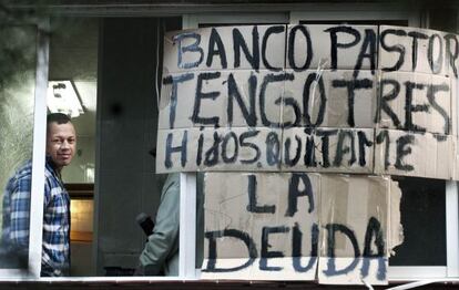 Protesta de un padre de familia afectado por un proceso de desahucio en el barrio barcelonés de Ciutat Meridiana.
