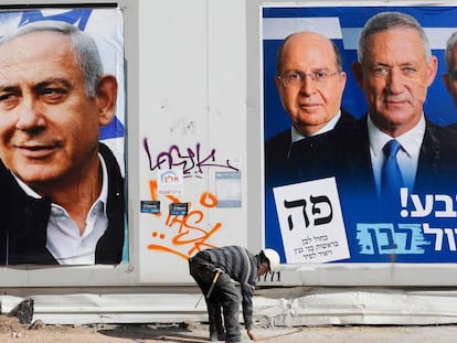 Carteles electorales de Likud (izquierda) y de Azul y Blanco, en Tel Aviv.