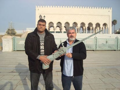 Said Chramti y el senador Yahya Yahya, ante el mausoleo de Mohamed V, en Rabat, en diciembre, con el brazo y la espada de Pedro de Estopiñán.