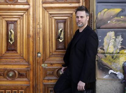 El cantante en un portal de la plaza de Tirso de Molina, donde se encuentra el Teatro Nuevo Apolo. Allí, interpreta el papel protagonista de 'El médico'.