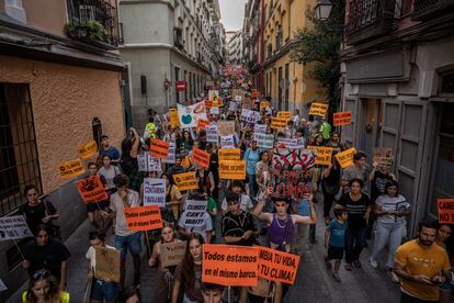 Ambiente por el centro de la capital por el clima, este viernes.