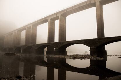 Vista de los dos puentes (antiguo y actual) que marcan el nivel del pueblo de Portomarín y del embalse de Belesar.