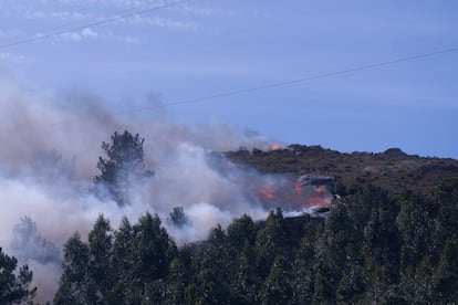 Vista del fuego en Ponteceso, (A Coruña), este martes.