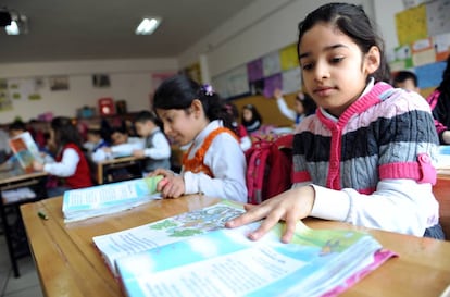 Estudiantes turcas, en una clase de una escuela de Estambul.