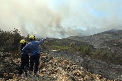 Durante la madrugada se han evacuado como medida preventiva hasta 60 personas de 24 masías de la zona.