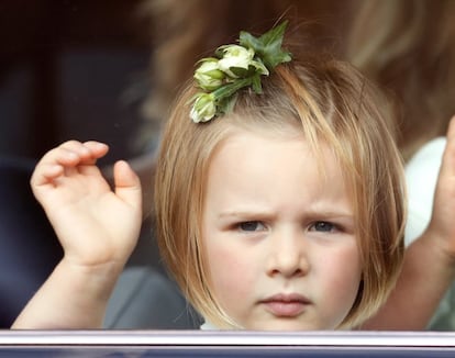 Los nietos mayores de Isabel II son los hijos de la princesa Ana, Peter Phillips y Zara Tindall. Esta ya ha tenido dos hijas, aunque sólo se conoce el rostro de la mayor, Mia Tindall (aquí, durante la boda de Eugenia de York, de cuyo cortejo formó parte). Mia nació el 17 de enero de 2014, no tiene título real y ocupa el puesto número 18 en la línea de sucesión al trono británico.