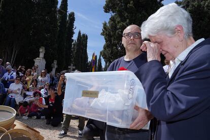 Benita Maestro recibe los restos de su padre durante el acto de homenaje a 199 represaliados del franquismo en Valladolid