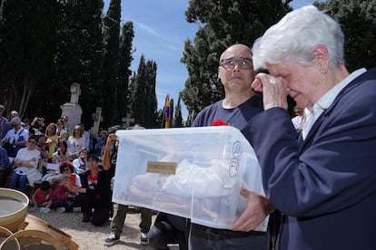 Benita Maestro recibe los restos de su padre durante el acto de homenaje a 199 represaliados del franquismo en Valladolid