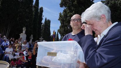 Benita Maestro recibe los restos de su padre durante el acto de homenaje a 199 represaliados del franquismo, este domingo en Valladolid.