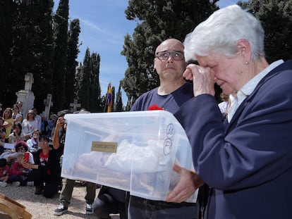 Benita Maestro recibe los restos de su padre durante el acto de homenaje a 199 represaliados del franquismo, este domingo en Valladolid.