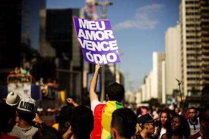 Cartaz na Parada do Orgulho LGBT em SP.