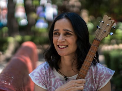 Julieta Venegas durante la entrevista. En vídeo, canta la canción 'Mujeres' en una versión acústica.