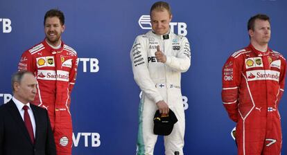 Valtteri Bottas (c) levanta el pulgar en señal de victoria como ganador del Gran Premio de Rusia, acompañado de Sebastian Vettel (izquierda) y Kimi Raikkonen, clasificados en segunda y tercera posición.