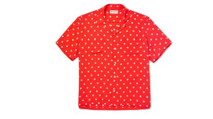 El consiguió que los polka dots dejaran de ser sinónimo de lolailo. Los defiende hasta la saciedad en camisas como esta de Saint Laurent Paris.
