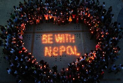 Estudiantes se reúnen para rendir homenaje a las víctimas del terremoto de Nepal, en la universidad de Nanhua en Hengyang (China).