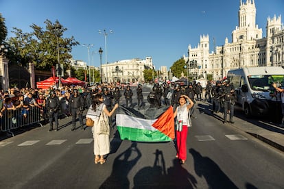 Manifestantes en Cibeles blanden una bandera palestina. 