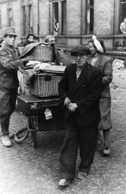 Un soldado alemán registra los enseres domésticos de unos ciudadanos, en Mannheim en 1943.