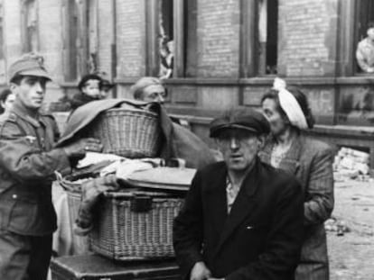 Un soldado alemán registra los enseres domésticos de unos ciudadanos, en Mannheim en 1943.
