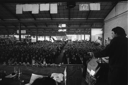 Felipe González en la campaña de UGT en Pegaso durante las elecciones sindicales, el 24 de febrero de 1978.  