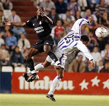 Makelele y Olivera pugnan por un balón ayer en Valladolid.