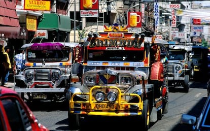 &#039;Jeepneys&#039; circulando por las calles de Manila (Filipinas). 